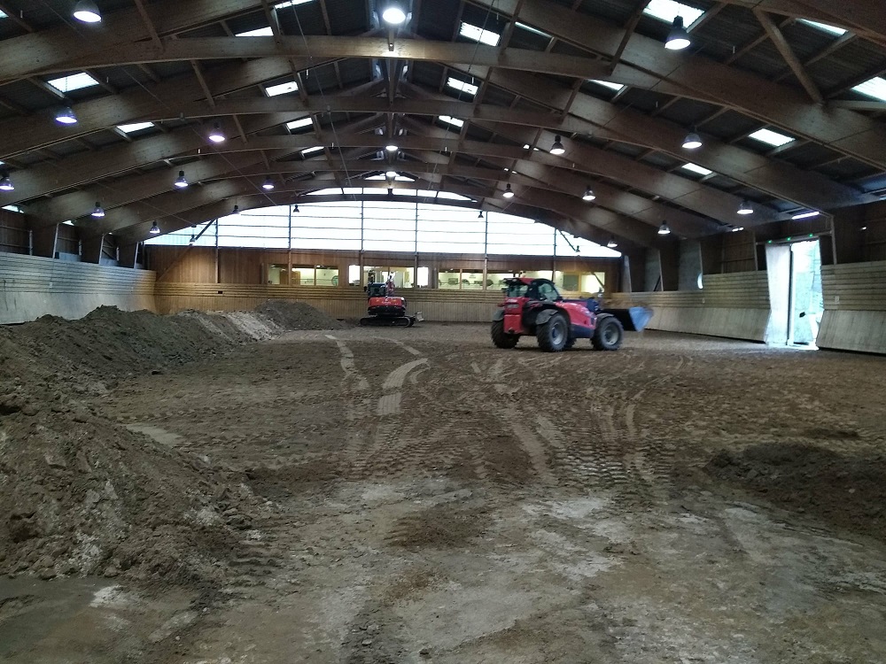 Travaux de renouvellement du sable technique du centre équestre Etablissement Public Agricole